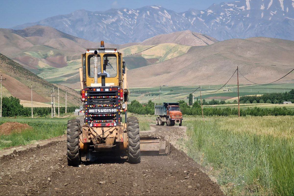 اتمام عملیات تعریض و تسطیح محورهای روستایی سنجله و گرداسه در شهرستان پیرانشهر