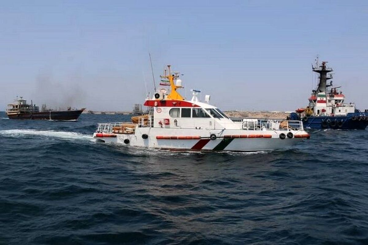 کارکنان عملیات دریایی خارک لنج باری در حال غرق شدگی را نجات دادند