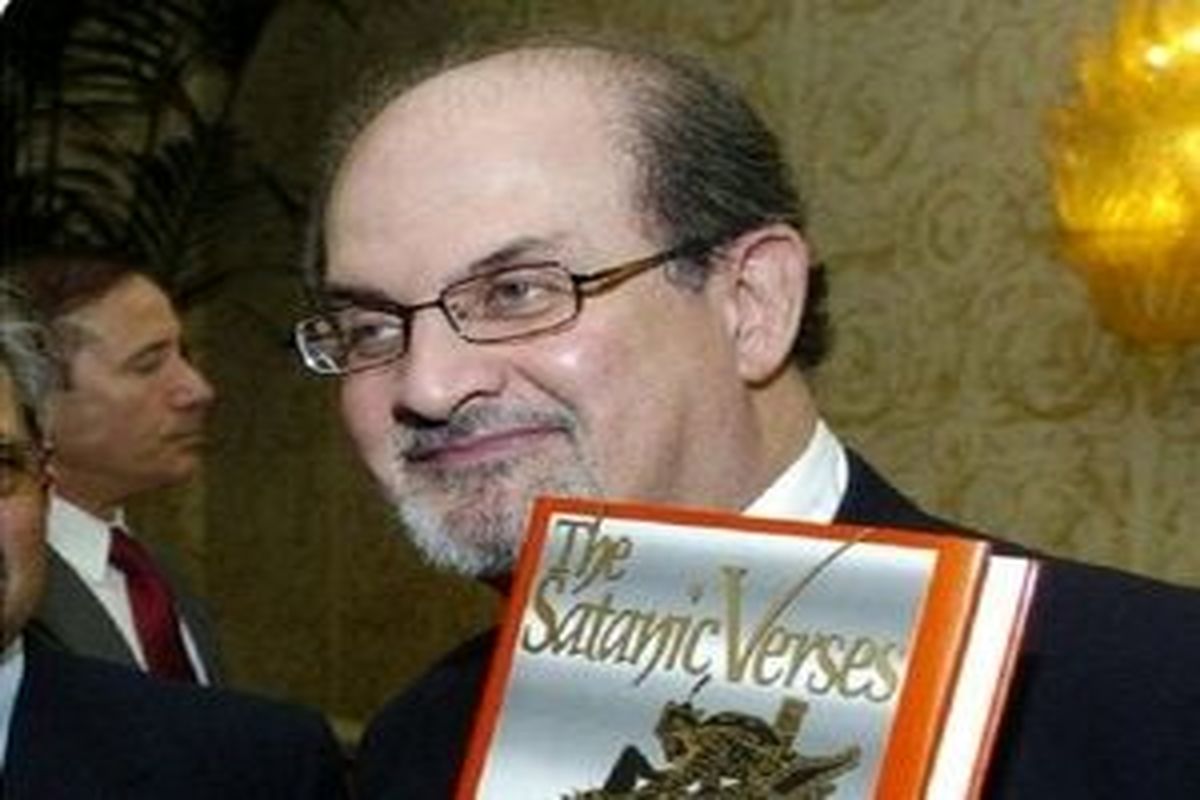 سلمان رشدی از ترس در حمام پنهان می شد!