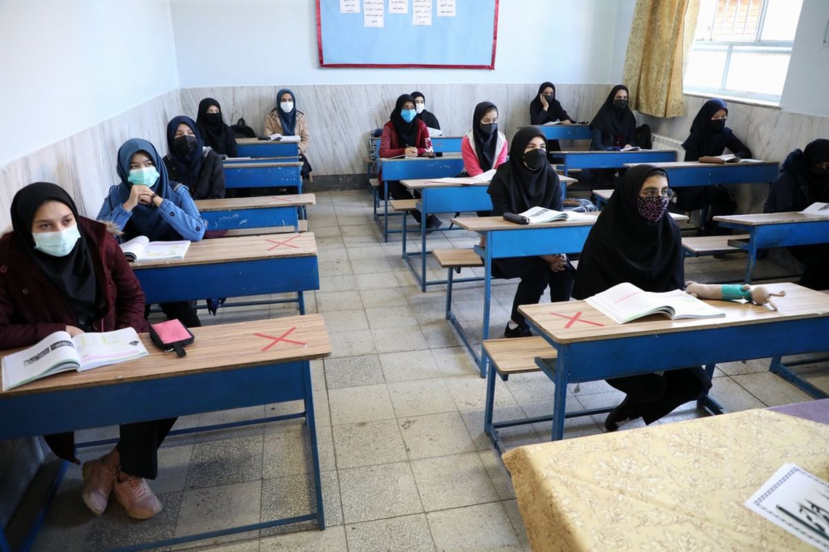 مهم است دانش‌آموز ایرانی روی کاغذ خارجی ننویسد