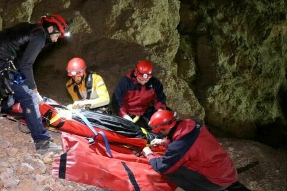 هلال‌احمر به دنبال نجات کوهنورد زن گرفتار در ارتفاع ۴۴۰۹ متری دنا