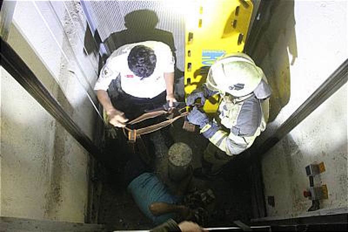 سقوط مردی ۴۰ ساله در چاهک آسانسور