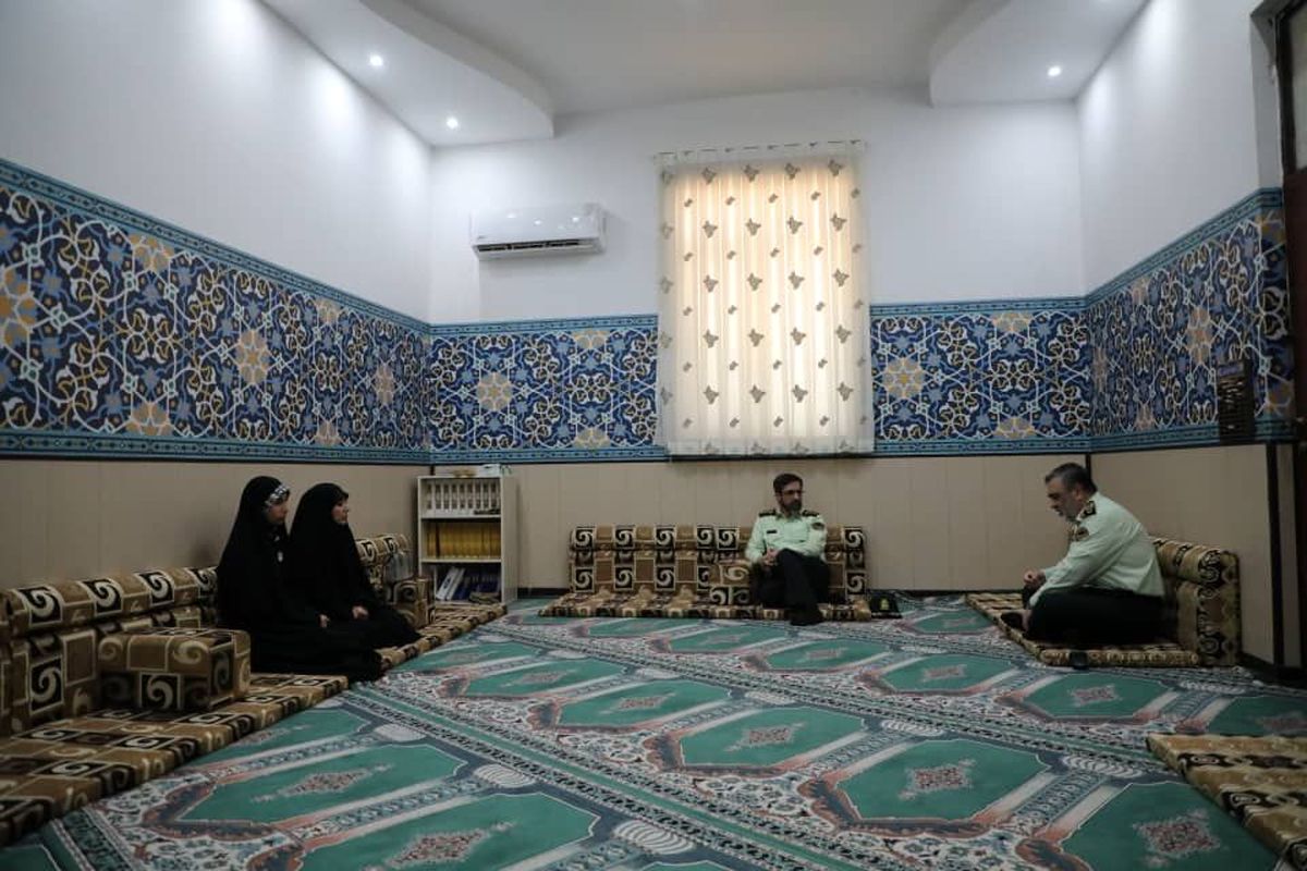 دیدار سردار اشتری با خانواده شهید آزمون در خرمشهر
