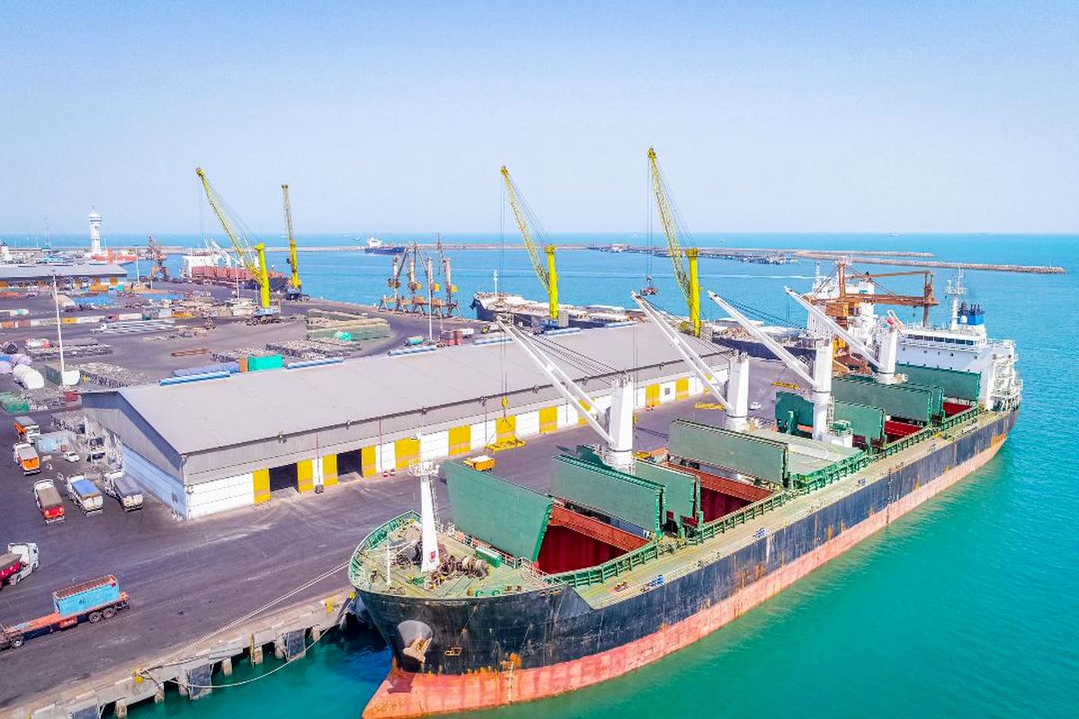 پهلودهی ۳۴ فروند کشتی حامل کالاهای اساسی در بندر شهید رجایی