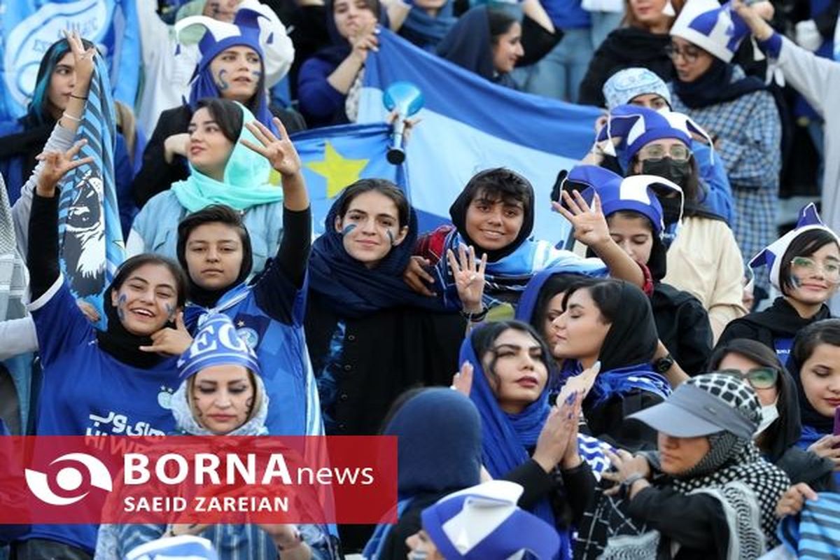 هواداران خانم سوژه داغ دیدار استقلال و مس کرمان+ تصاویر