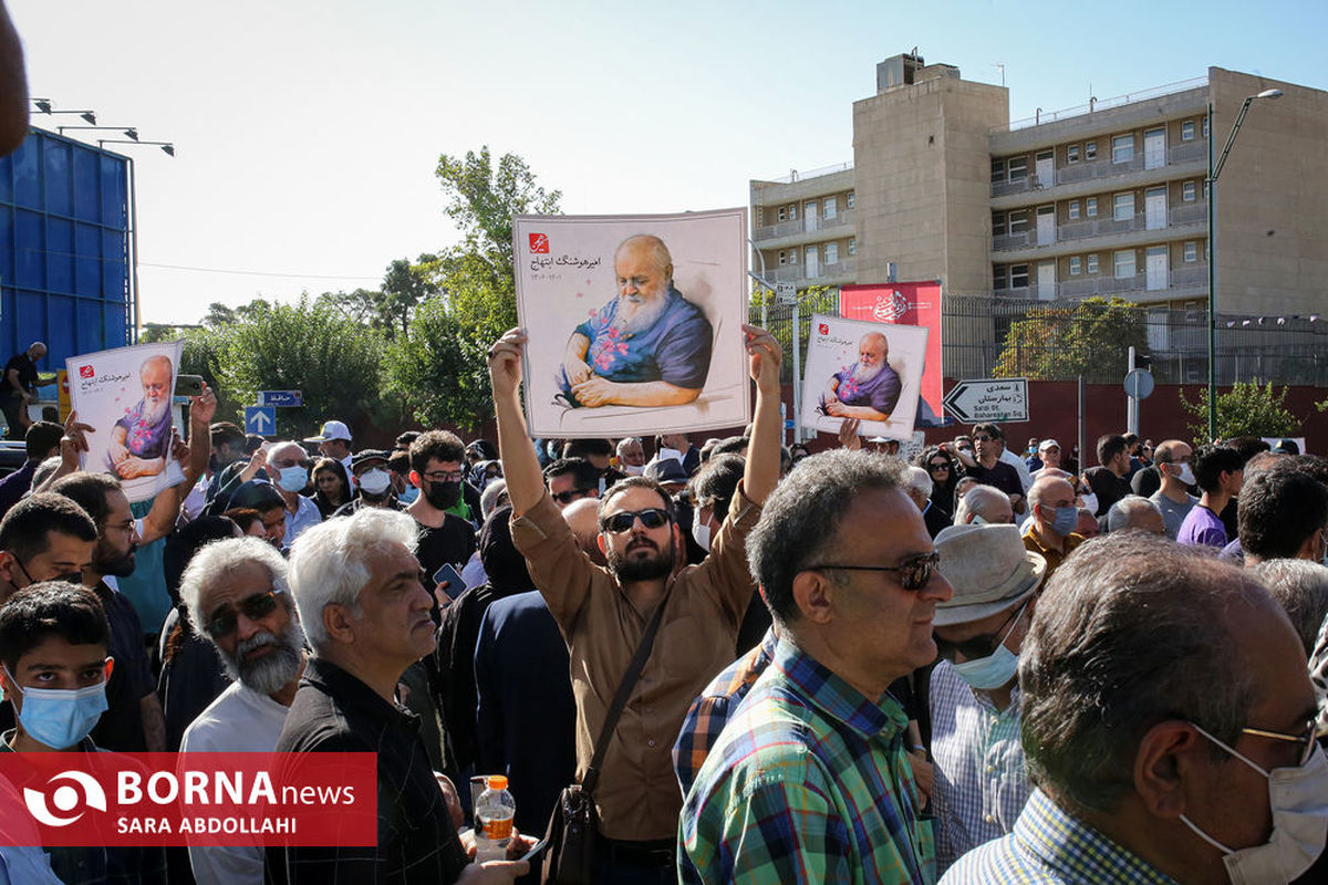 اجرای تصنیف سپیده (ایران ای سرای امید)  در مراسم تشییع پیکر هوشنگ ابتهاج