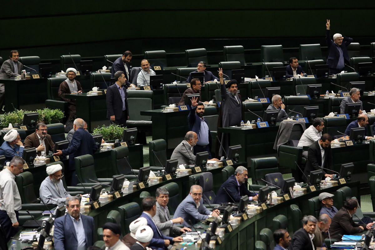 رسیدگی به گزارش کمیسیون اقتصادی در مورد طرح بانکداری جمهوری اسلامی ایران/ گزارش تشکیل سازمان پدافند غیر عامل