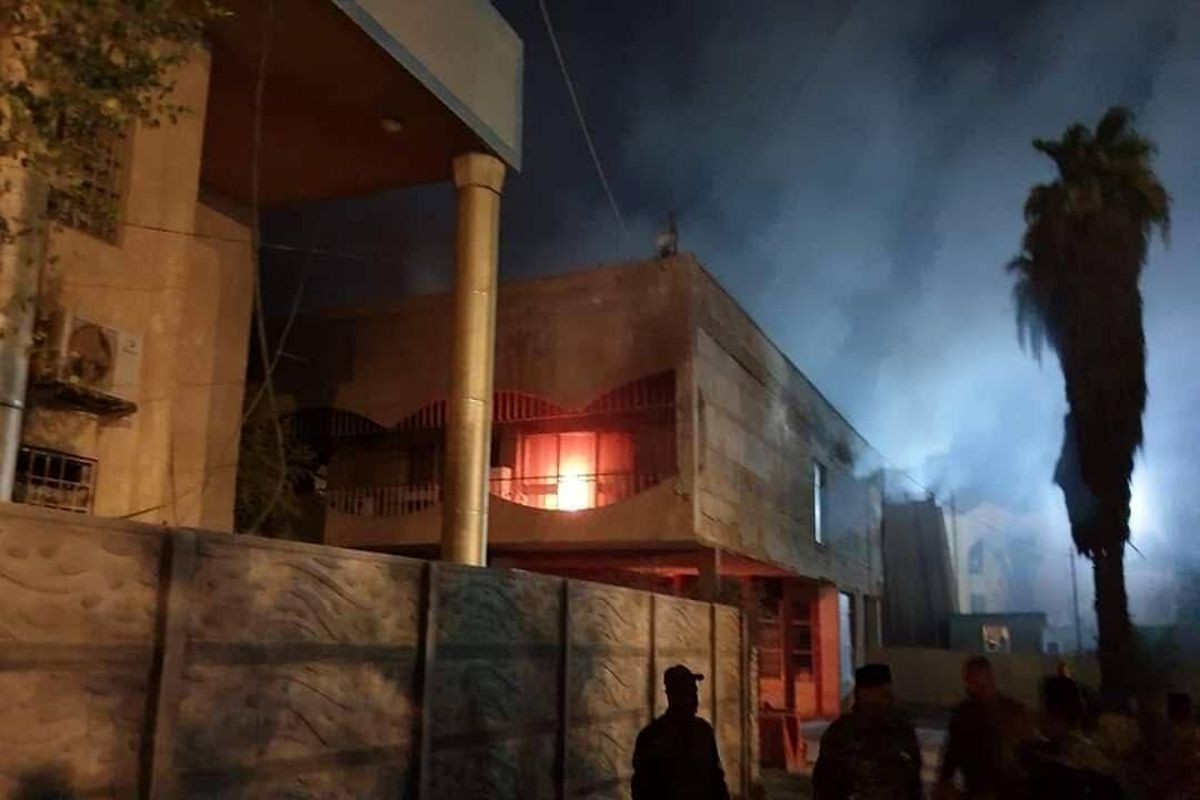 حمله به دفتر گروه های مقاومت در عراق/ به آتش کشیده شدن دفتر حزب نوری مالکی
