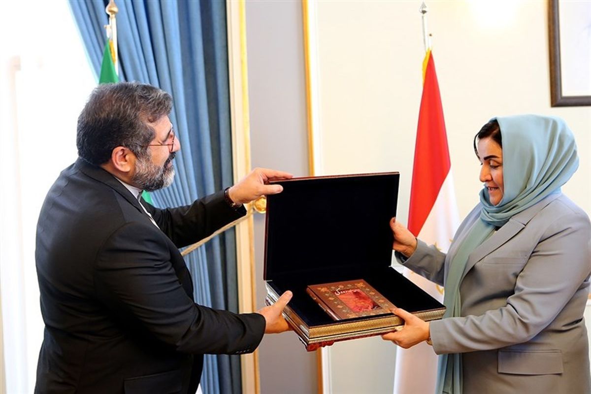 دیوان اشعار رودکی به وزیر فرهنگ تاجیکستان اهدا شد