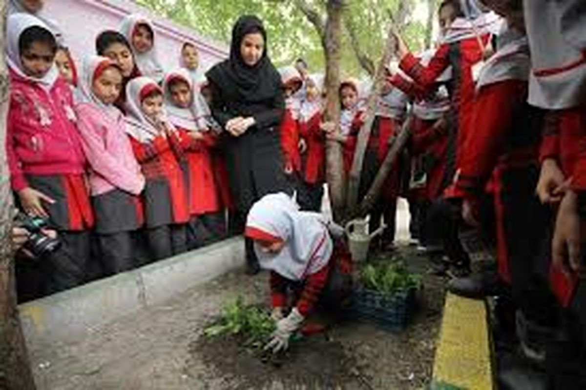 آموزش ۱۶۰۰ نفر ساعت آموزش کاشت گیاهان به دانش آموزان مدارس منطقه ۱۳
