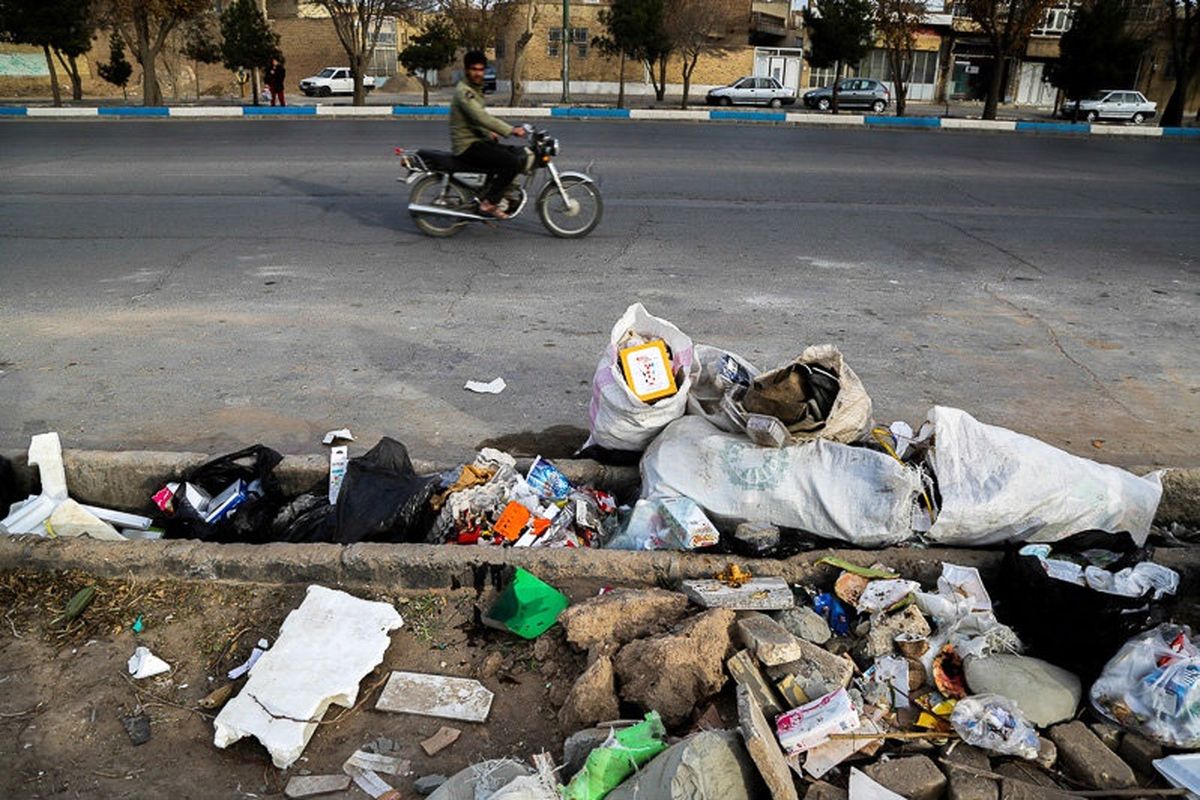 فقدان سطل زباله و زباله های ریخته شده بر زمین!