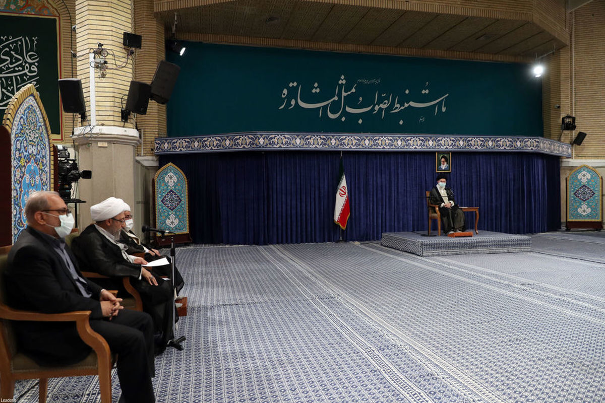 حدیث نصب شده در محل سخنرانی رهبر انقلاب در دیدار با اعضای  مجمع تشخیص مصلحت نظام