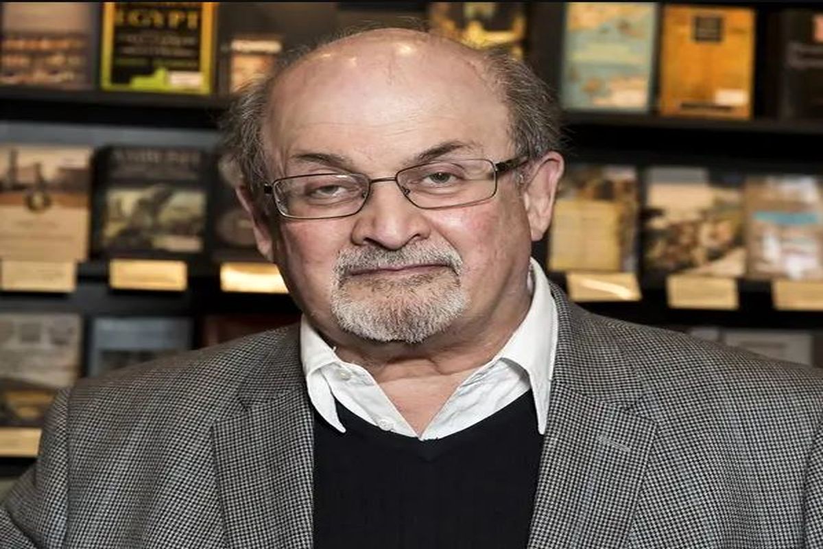چشم سلمان رشدی کور و یک دستش از کار افتاد