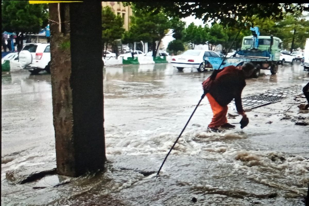 تلاش تمام قد پرسنل شهرداری یاسوج از ساعات اولیه بارندگی در سطح شهر