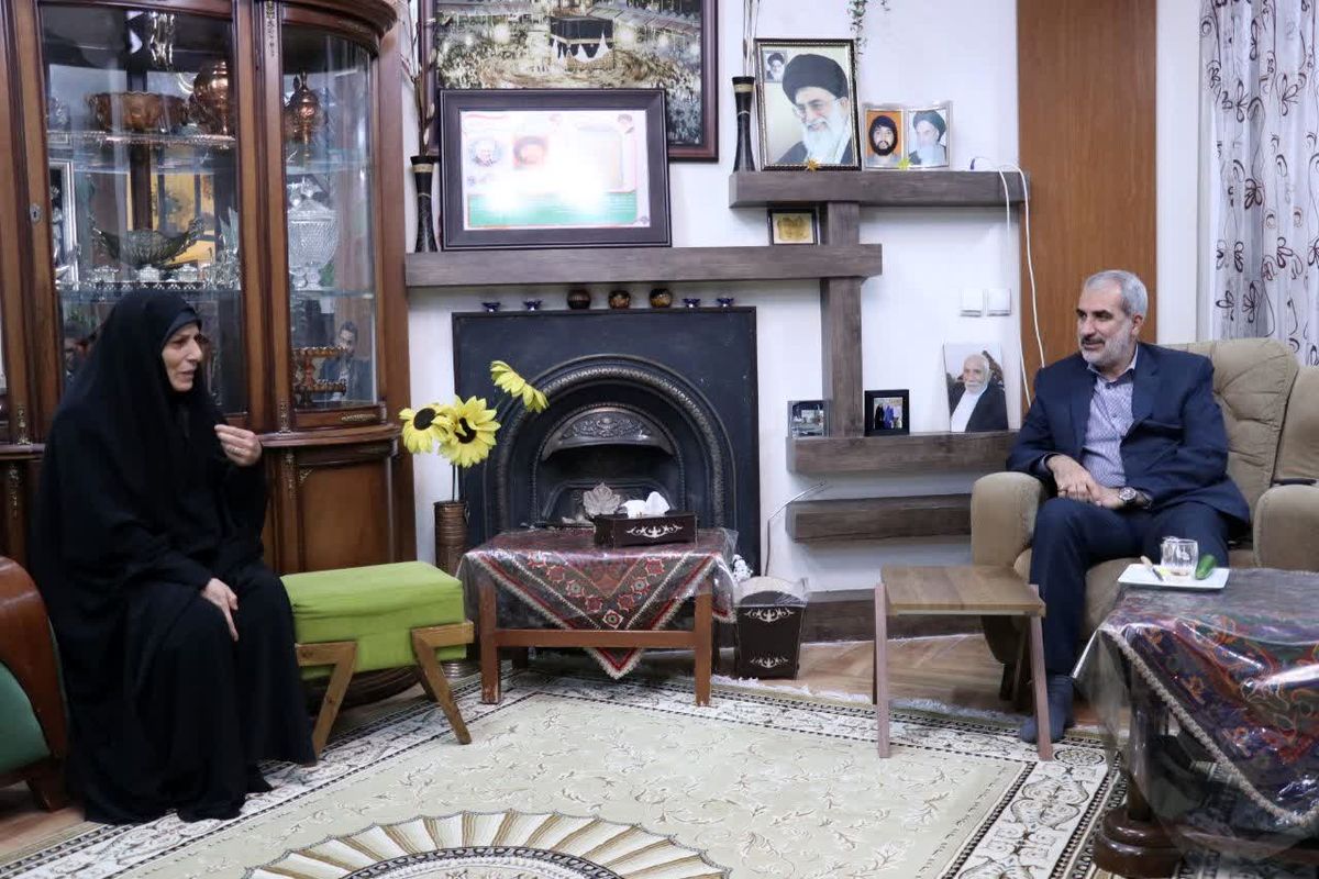 وزیر آموزش و پرورش با خانواده شهید امیدی دیدار کرد