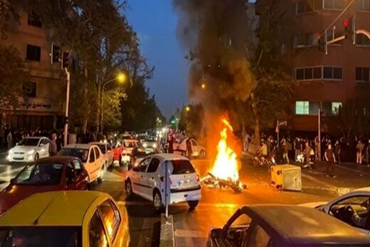 حمله اغتشاشگران به پاکبان و شهردار شب منطقه ۵