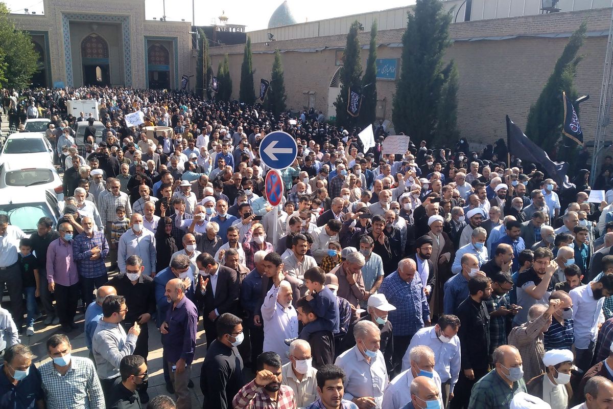آغاز مراسم  تشییع شهدای حمله تروریستی شاهچراغ شیراز