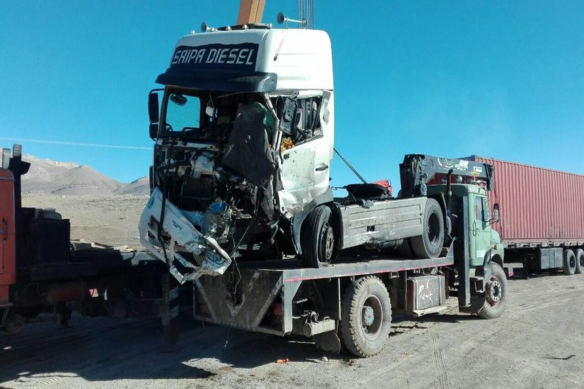راننده کامیونی بر اثر برخورد با یک دستگاه تریلر جان خودرا از دست داد