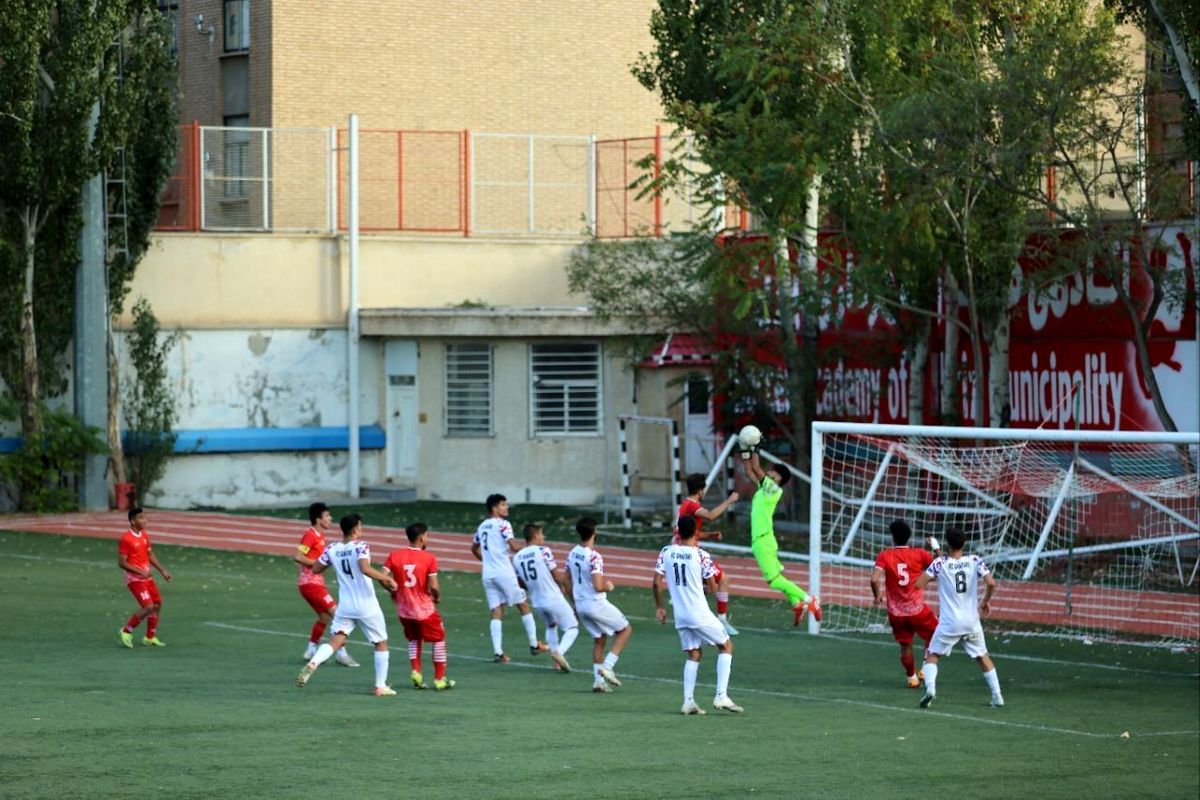 صف آرایی فوتبالیست های غفاری مقابل نماینده کرمان