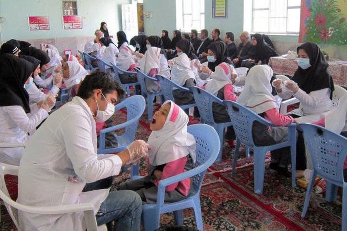 طرح پیشگیری پوسیدگی دندان در مدارس حاشیه شهر تهران اجرا می شود/   توزیع ۵۰ هزار بسته آموزشی میان دانش آموزان مدارس