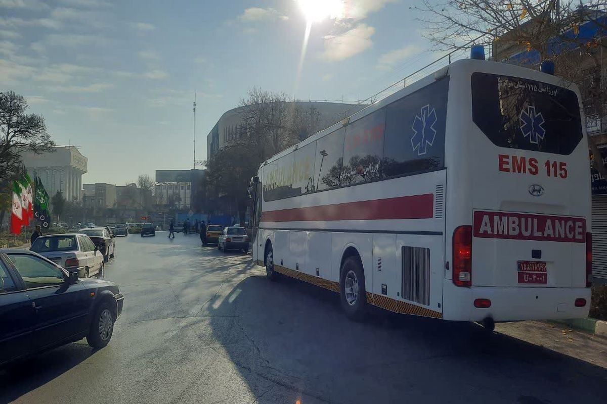 استقرار اتوبوس آمبولانس‌ اورژانس ۱۱۵ در میدان شهداء اراک