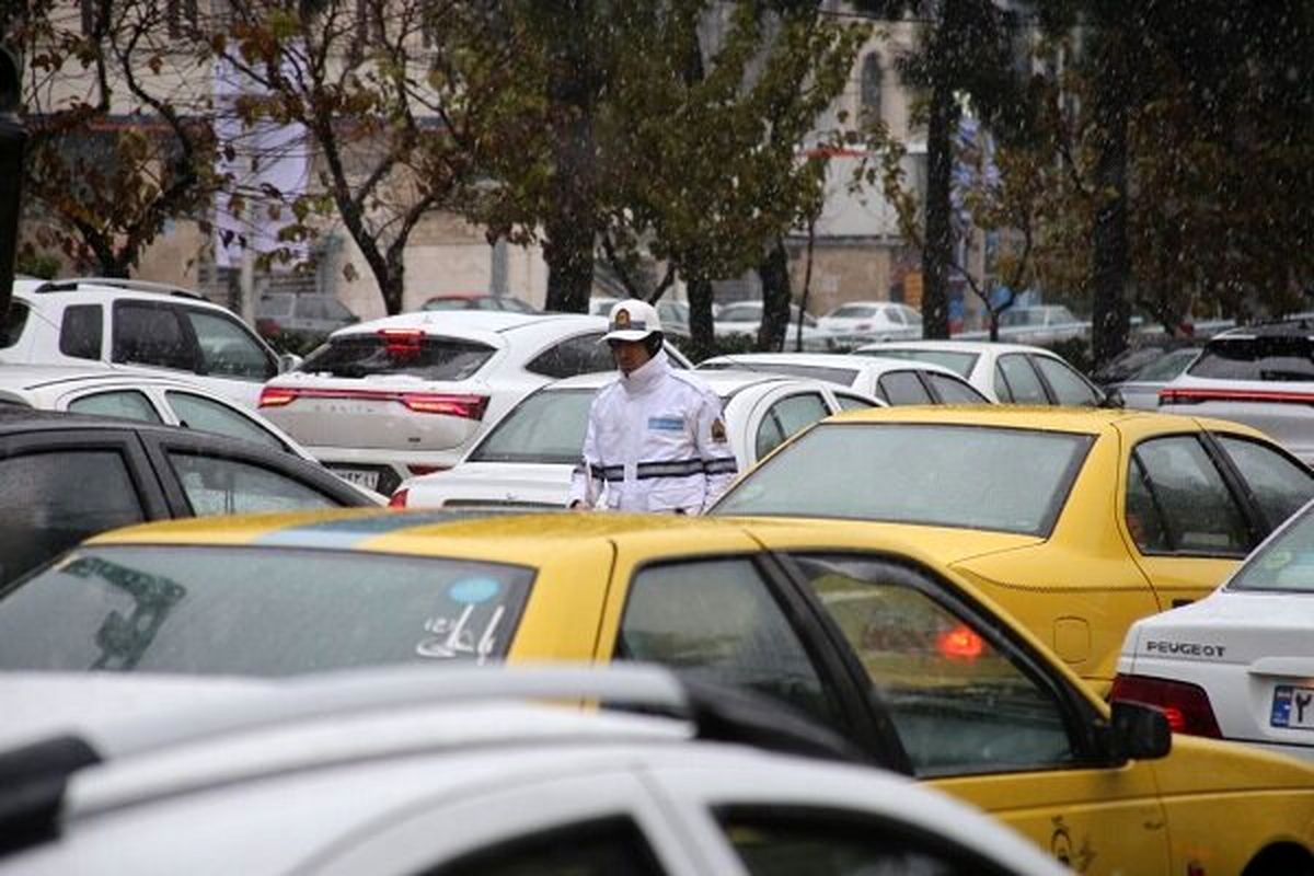 ترافیک سنگین در محور شهریار – تهران/ بارش برف و باران در جاده چالوس