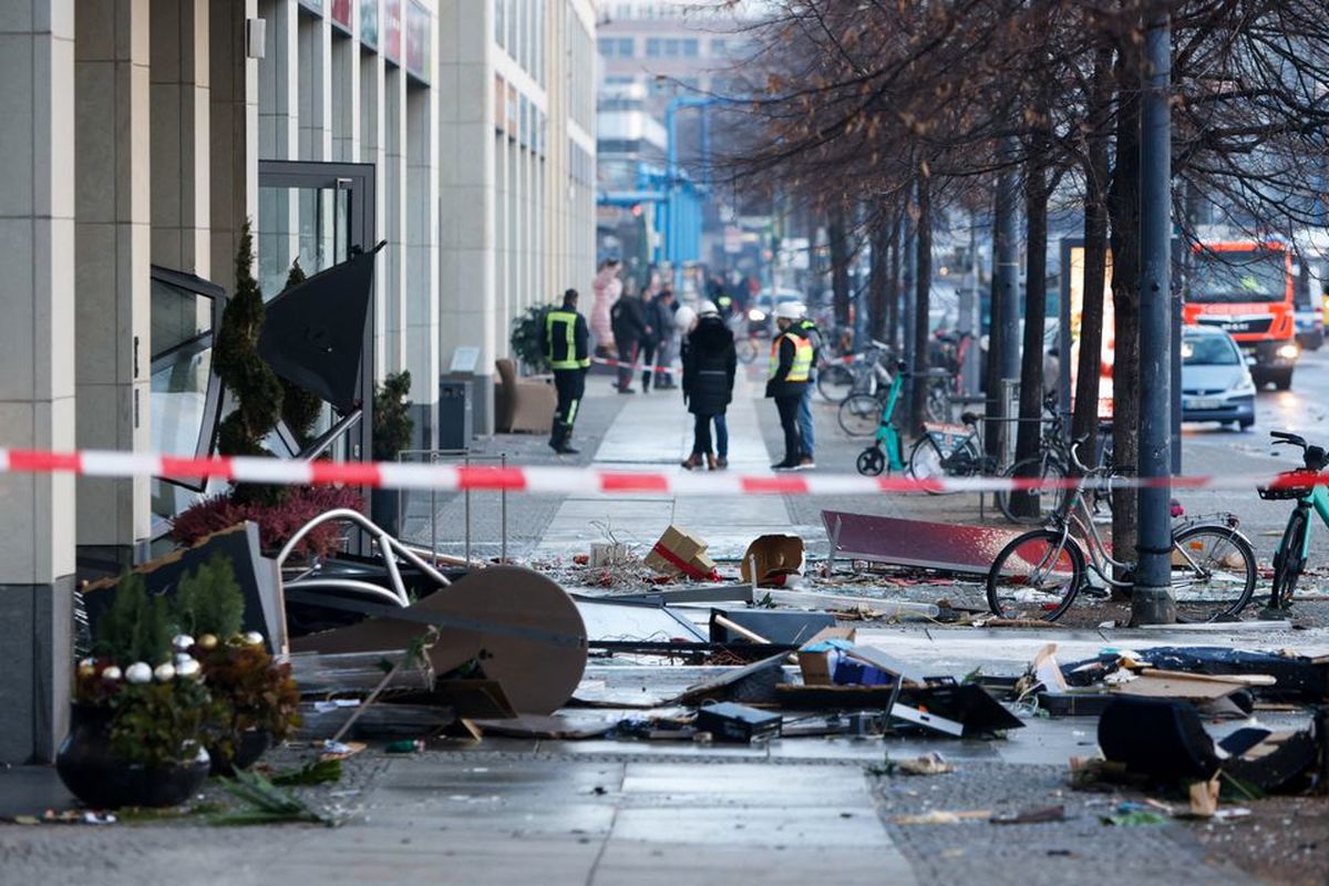 حادثه مهیب در برلین؛  بزرگترین آکواریوم استوانه‌ای جهان منفجر شد + عکس