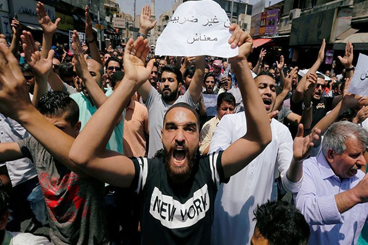 اردن هم درگیر‌ اعتراضات شد/ افزایش قیمت سوخت و مالیات اردنی‌ها را به خیابان کشاند