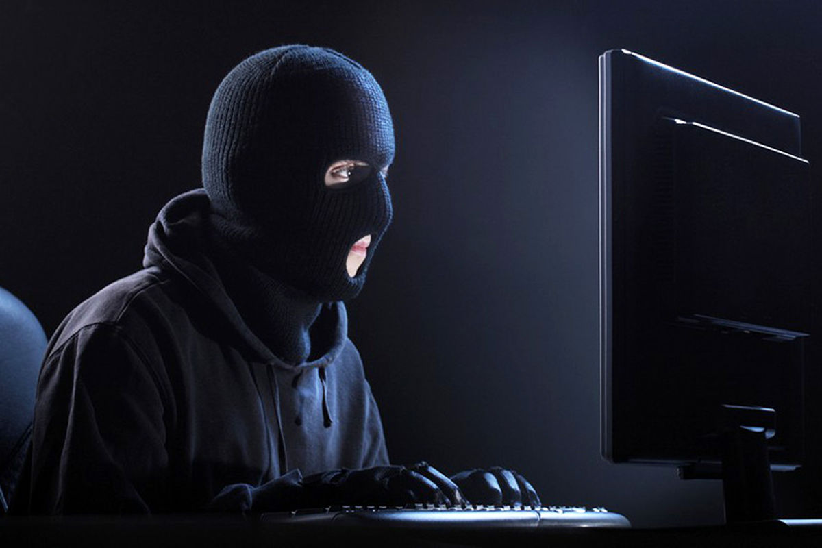 دستگیری دو نفرکلاهبردار سایبری در عملیات پلیس فتا در ساوه/ سرقت اطلاعات ۳۰۰ حساب بانکی با روش اسکیمر