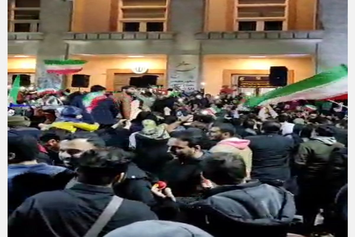 شادی هزاران نفر از مردم‌ اصفهان بعد از پیروزی تیم فوتبال کشورمان برابر ولز در میدان امام حسین (ع) (۲)