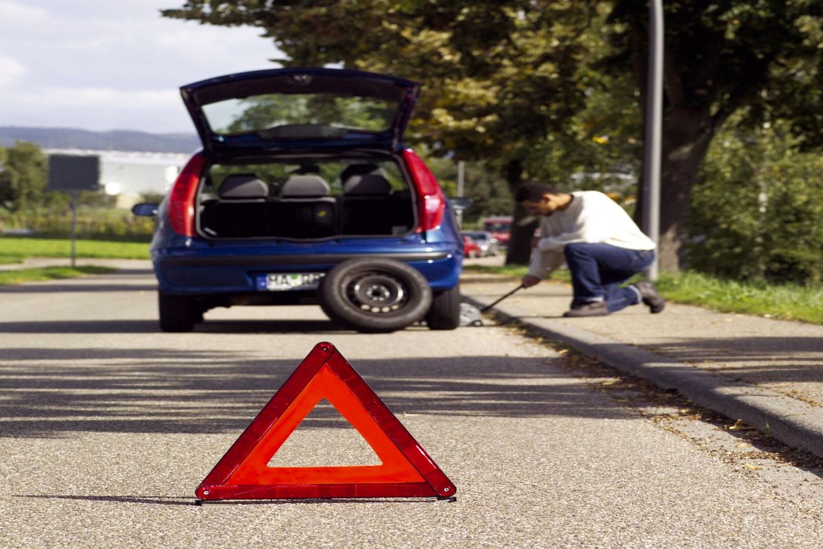 نصب مثلث خطر در ۷۰ متری خودرو خراب برای جلوگیری از حادثه