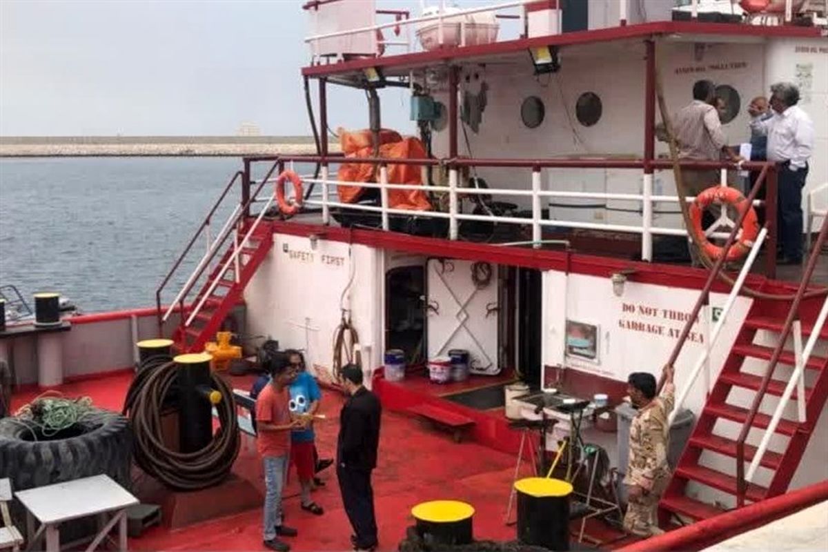 توقیف ۴ فروند شناور حامل سوخت قاچاق در آب‌های خلیج فارس/ ۲۷۰ هزار لیتر گازوئیل کشف و ضبط شد