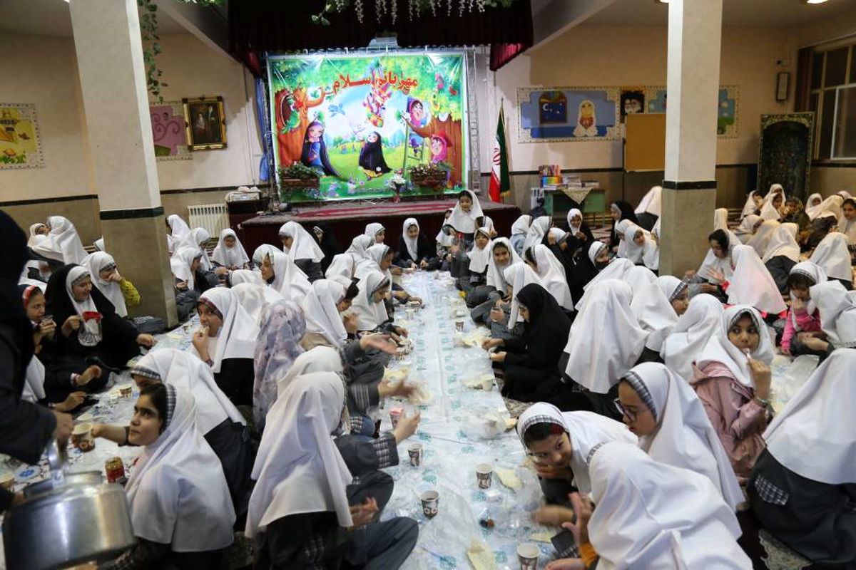 برپایی ضیافت افطاری برای دختران روزه اولی منطقه ۱۳ تهران