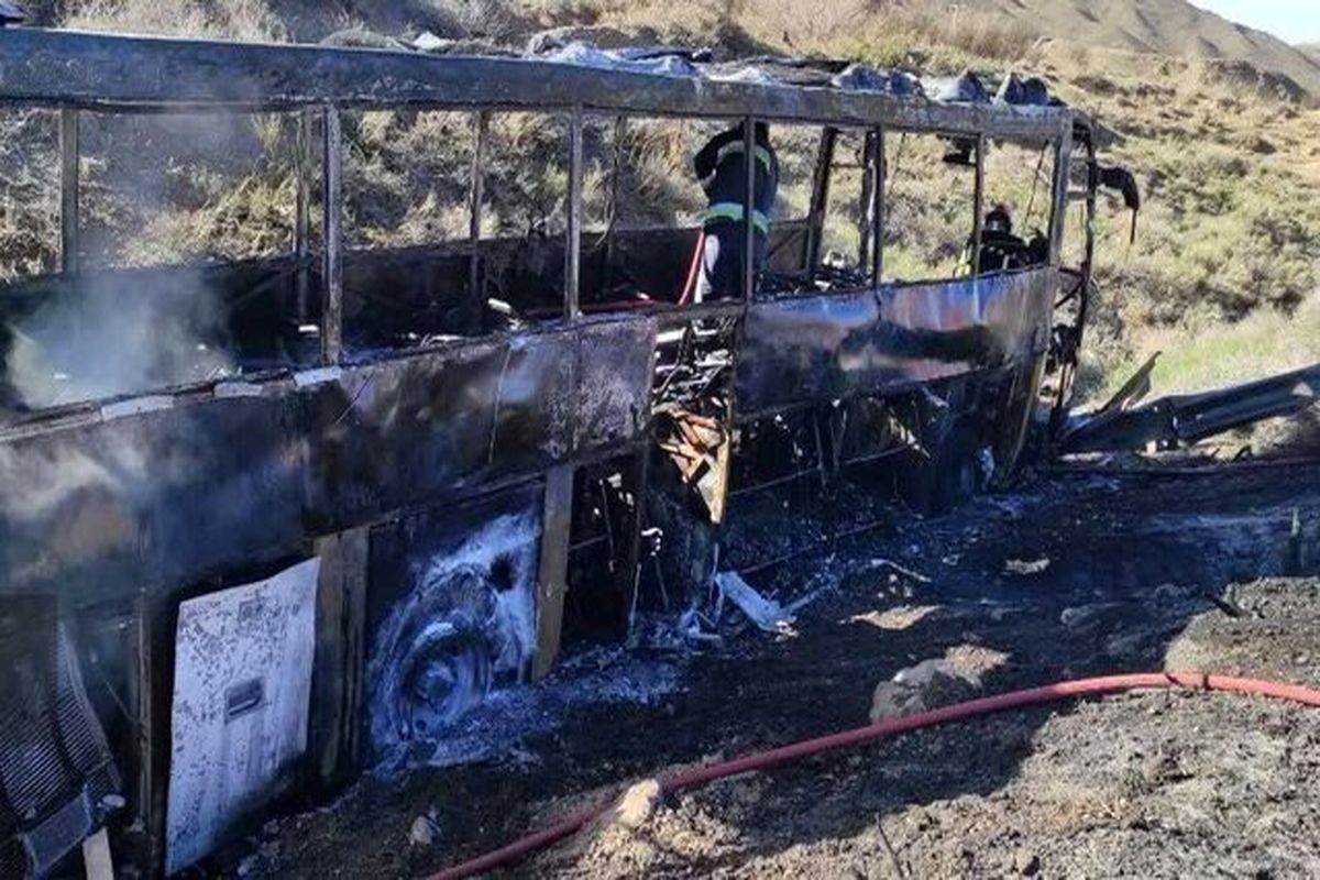 آتش سوزی یک دستگاه اتوبوس عقاب اسکانیا/ اتوبوس کامل در آتش سوخت+عکس