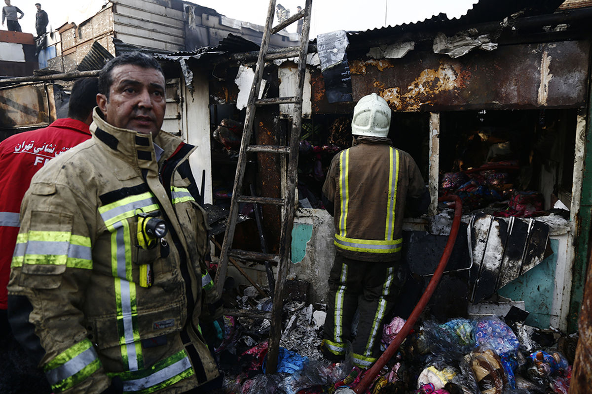 آتش‌سوزی یک پاساژ قدیمی در بازار تهران