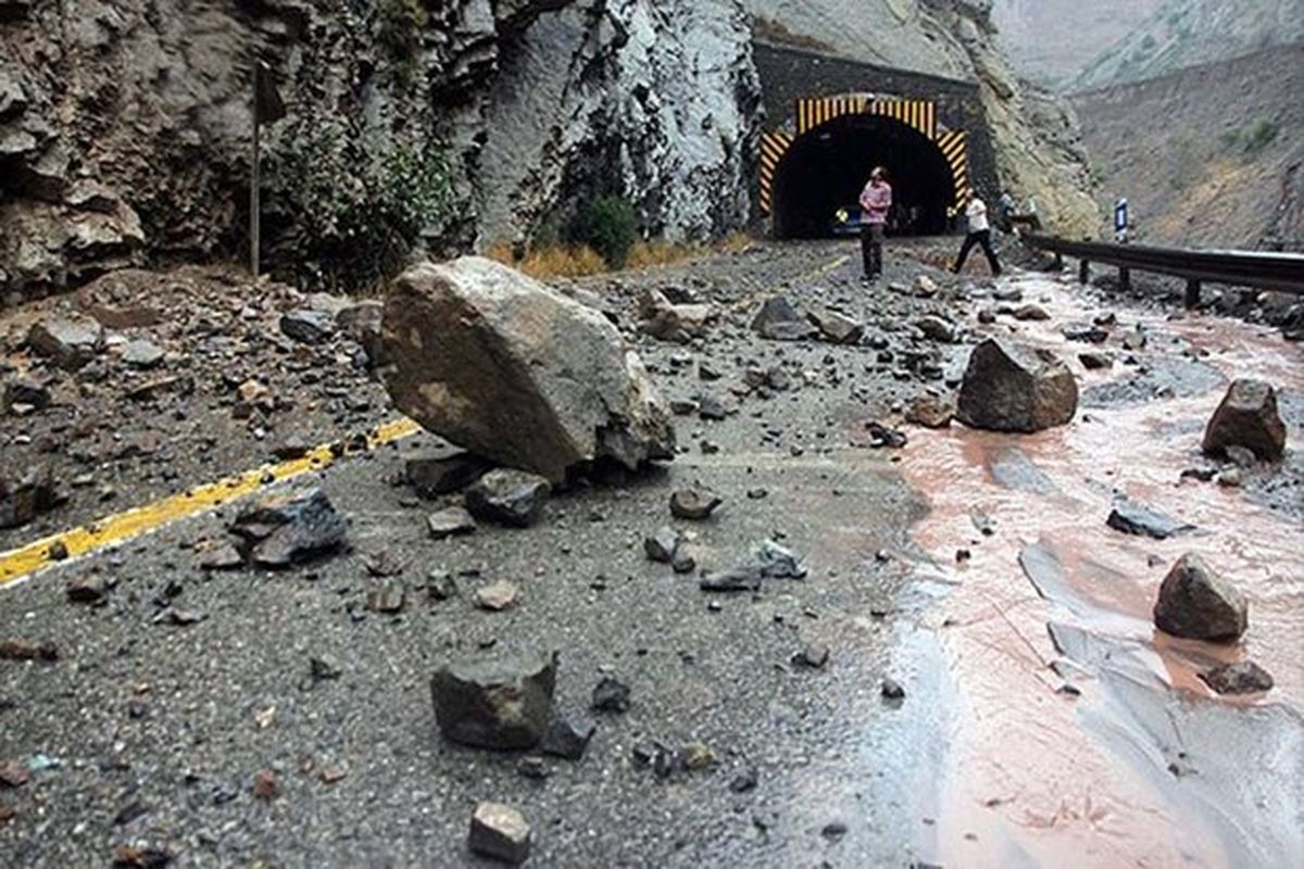 محور چالوس و آزادراه تهران-شمال به دلیل ریزش سنگ مسدود است