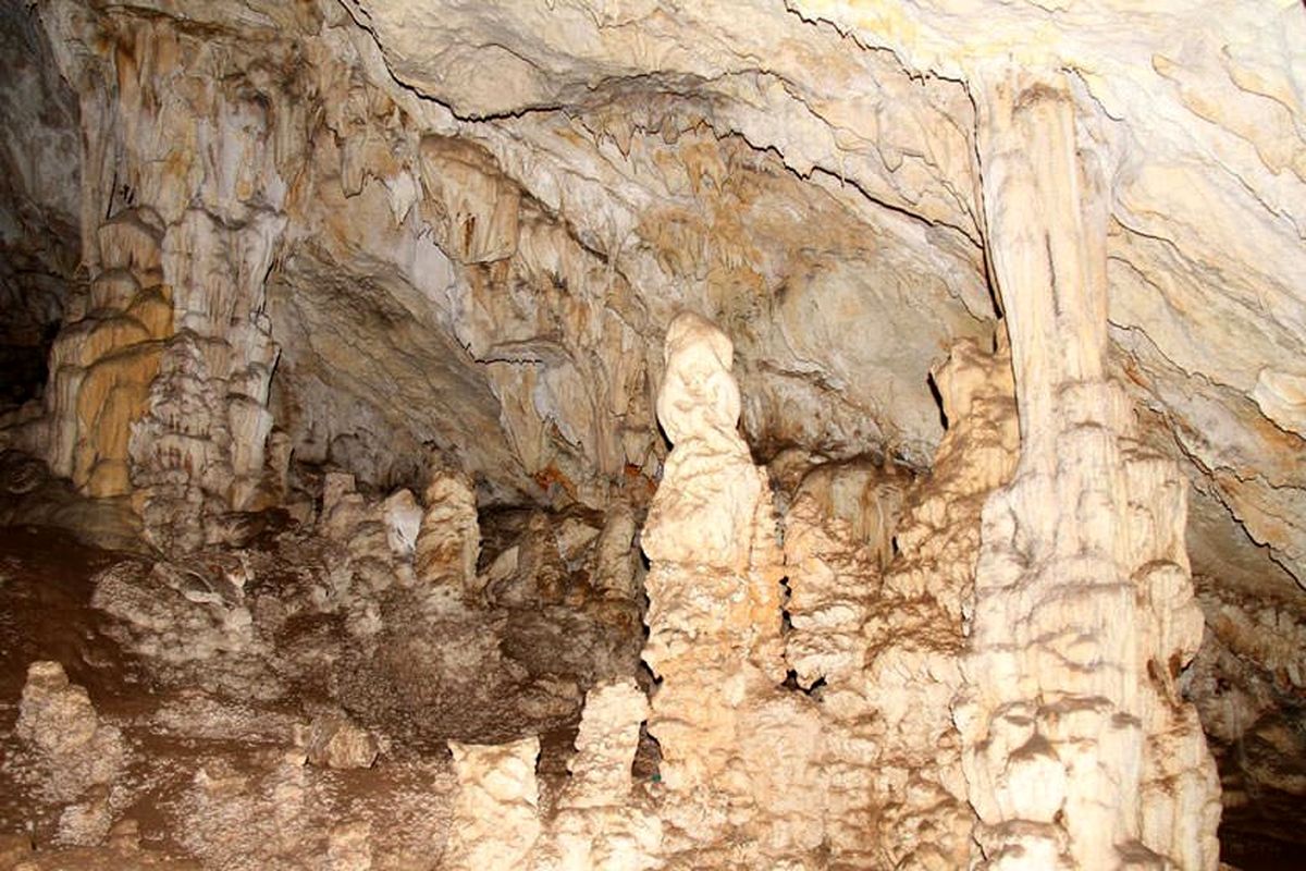 غار ده‌شیخ کهگیلویه و بویراحمد یکی از شگفت‌انگیزترین غارهای شناخته‌شده در کشور