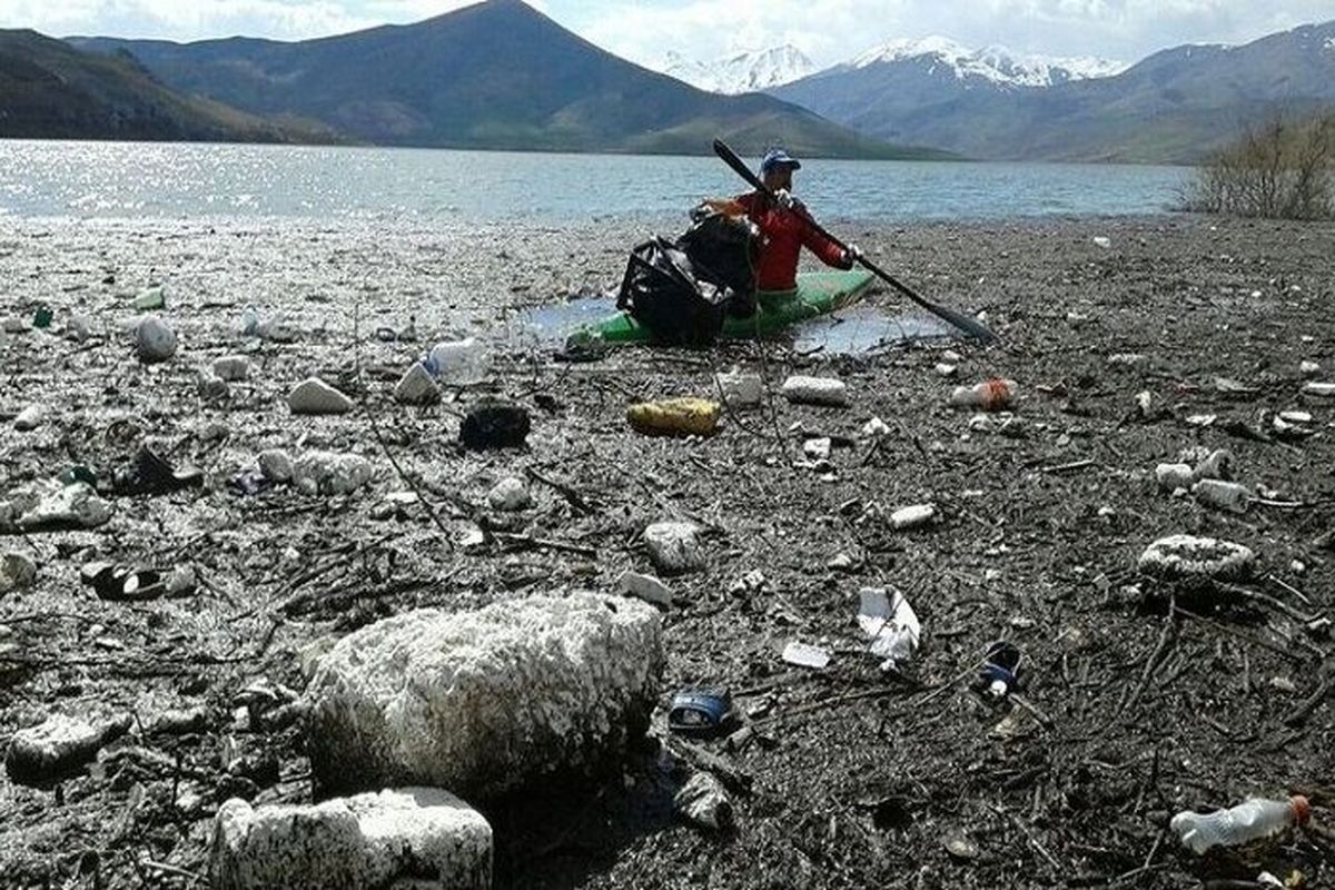 جمع آوری زباله های دریاچه سد مهاباد توسط دوستدار محیط‌ زیست