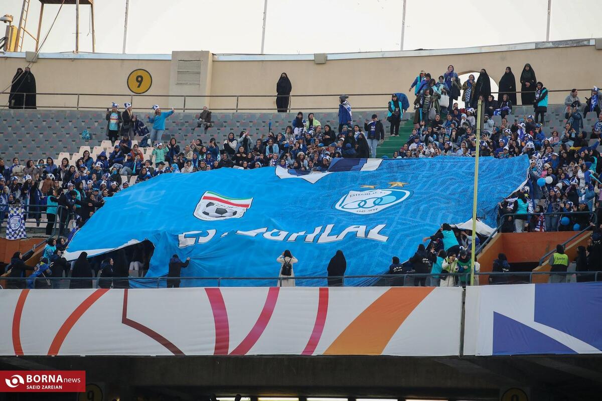 اقدام جالب بانوان هوادار استقلال روی سکوها +عکس