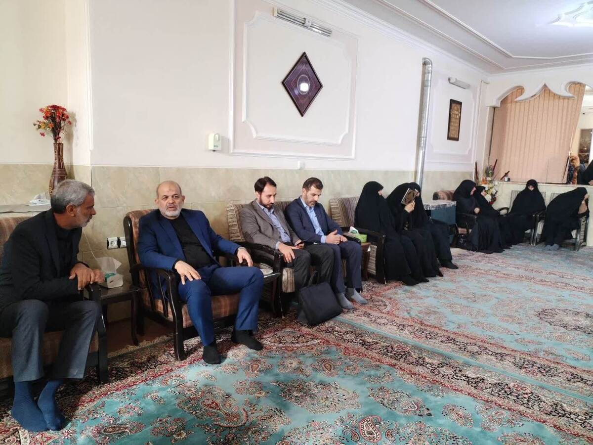 دیدار وزیر کشور با خانواده شهید عادل رضایی از شهدای حادثه تروریستی کرمان