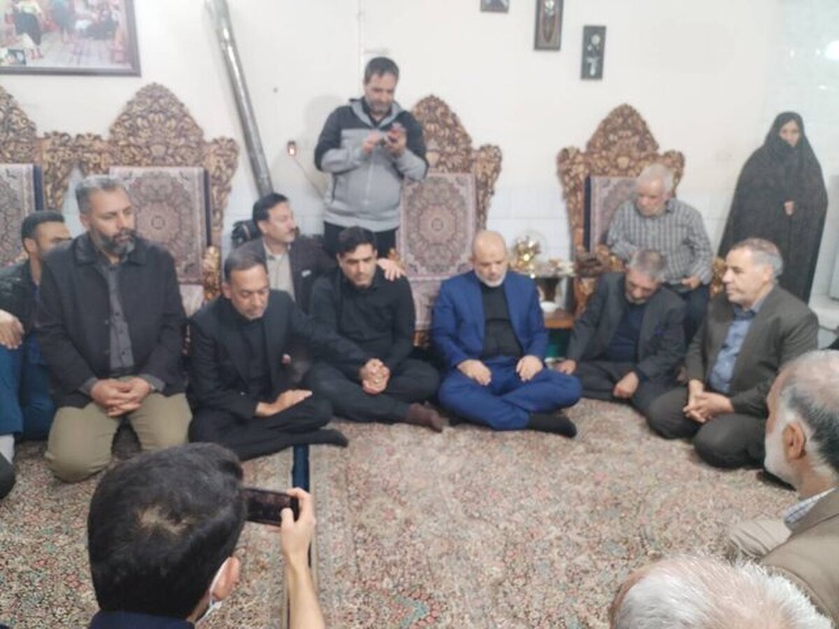 دیدار وزیر کشور با خانواده‌ای که در حادثه تروریستی کرمان ۸ شهید داد
