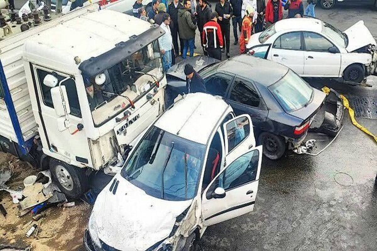 برخورد یک کامیونت با ۱۲ دستگاه خودرو در خیابان تهرانپارس