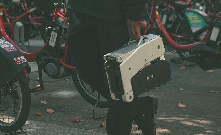 ساخت اسکوتر تاشویی که میتوانید در کوله پشتی خود حمل کنید ساخت اسکوتر تاشویی که میتوانید در کوله پشتی خود حمل کنید