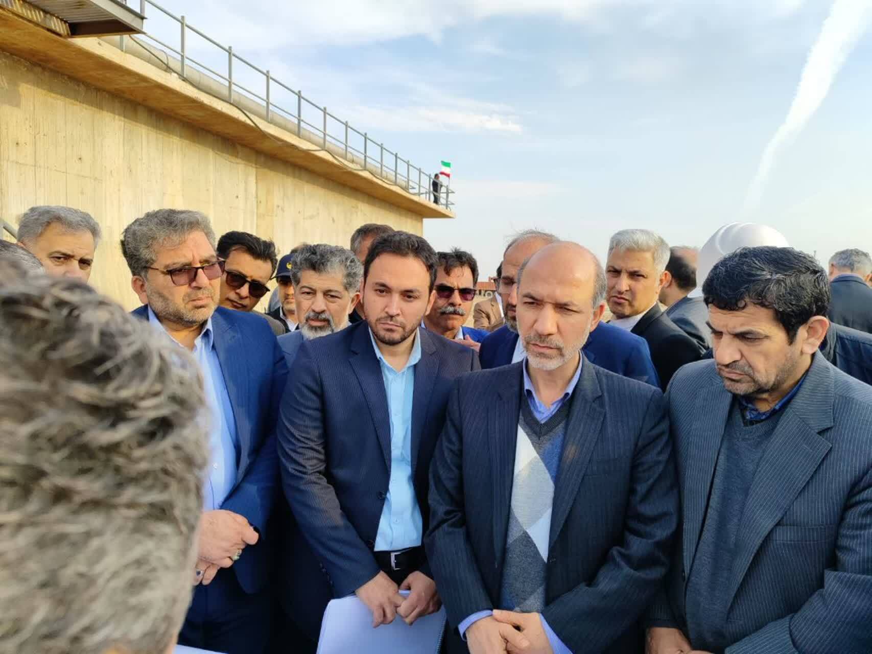 وزیر نیرو در آبادان: دولت از همه ظرفیت های خود برای رفع مشکل مردم بهره می برد