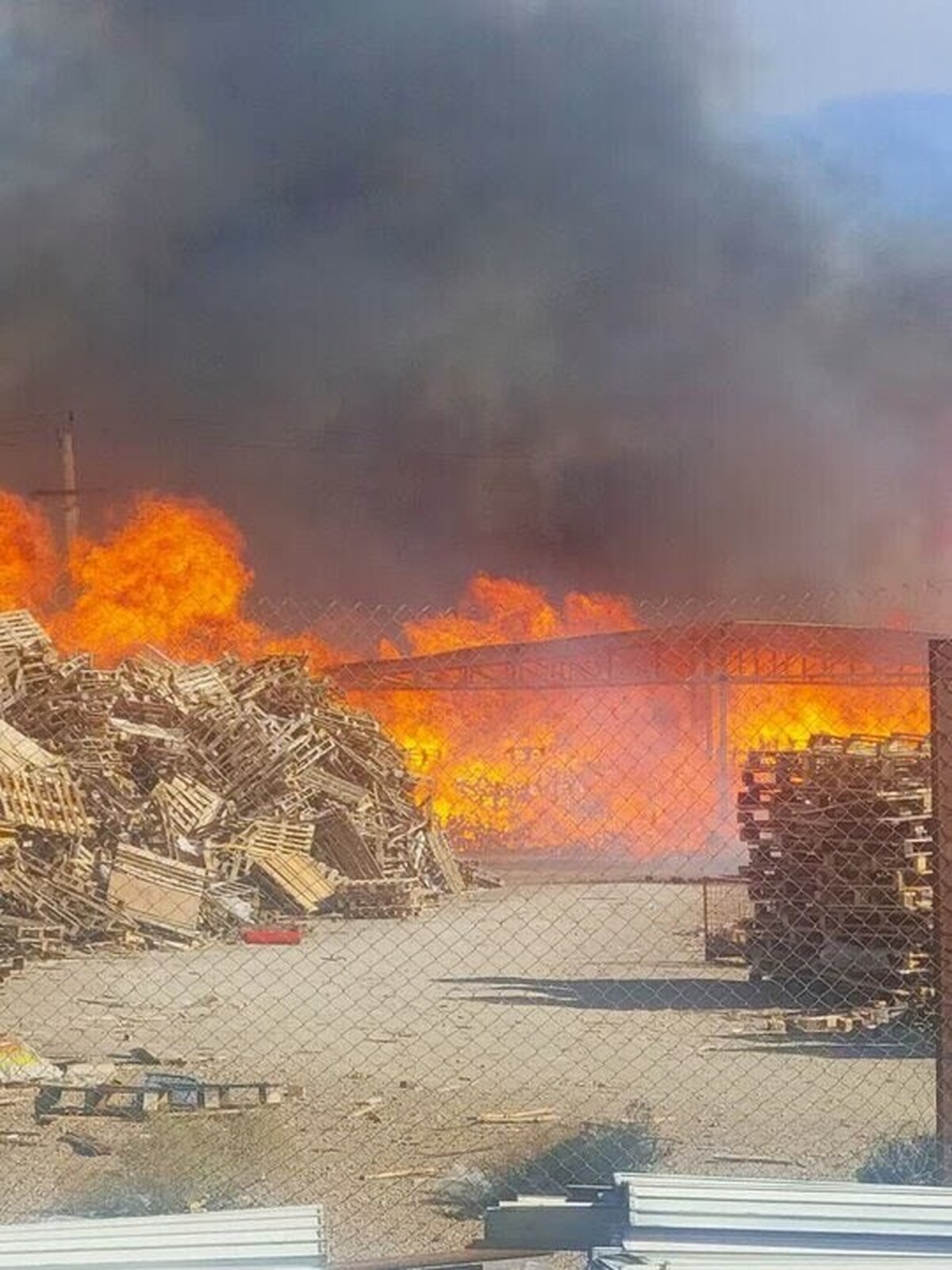 آتش سوزی انبار شرکت زمزم در جاده ابریشم اصفهان