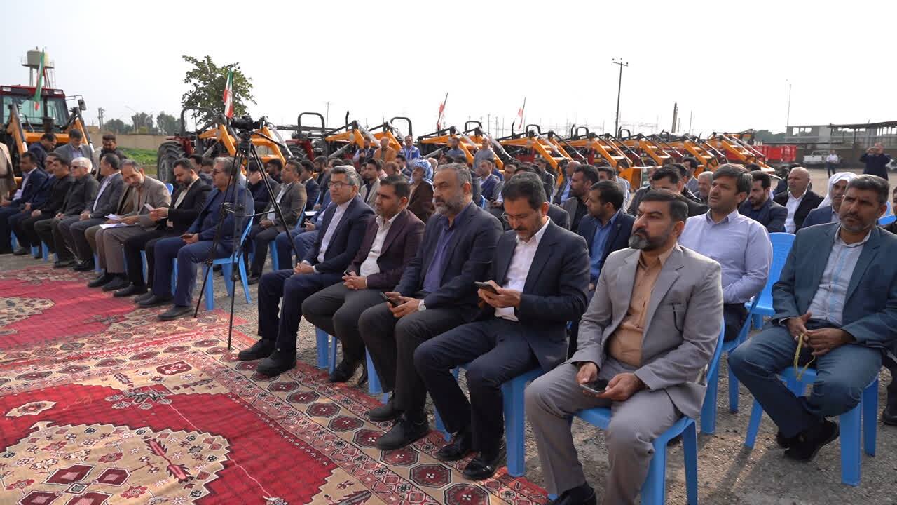 معاون عمرانی استاندار خوزستان خبر داد: توزیع ۱۰۸ دستگاه انواع ماشین‌آلات عمرانی و خدماتی بین دهیاری‌های استان