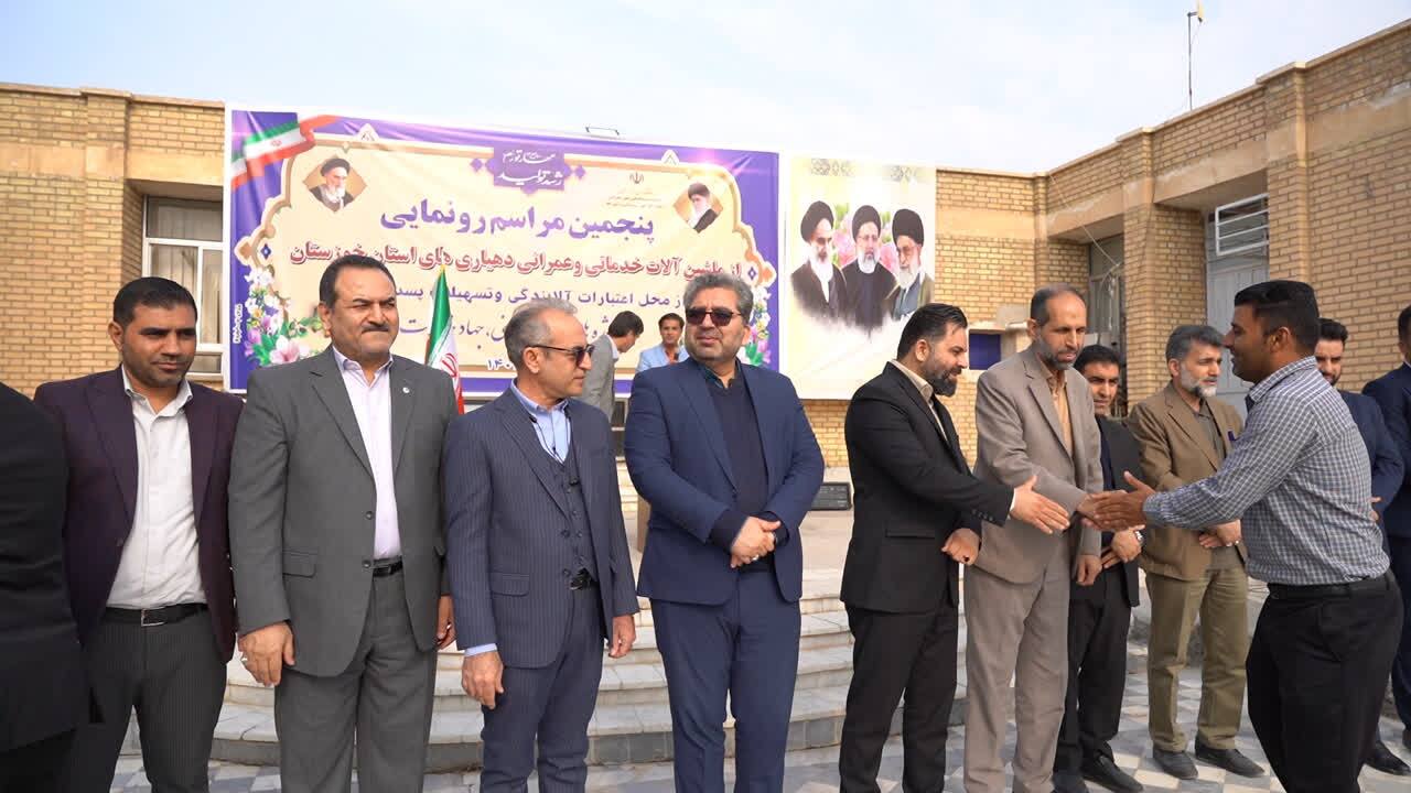 معاون عمرانی استاندار خوزستان خبر داد: توزیع ۱۰۸ دستگاه انواع ماشین‌آلات عمرانی و خدماتی بین دهیاری‌های استان