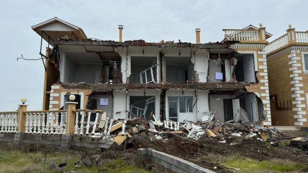 تخریب یک مجتمع ویلایی غیرمجاز در شهرستان لاهیجان