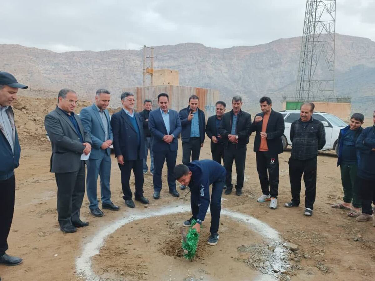 کلنگ زنی پروژه زمین چمن مصنوعی فوتبال روستای جلگه خلج در پلدختر 