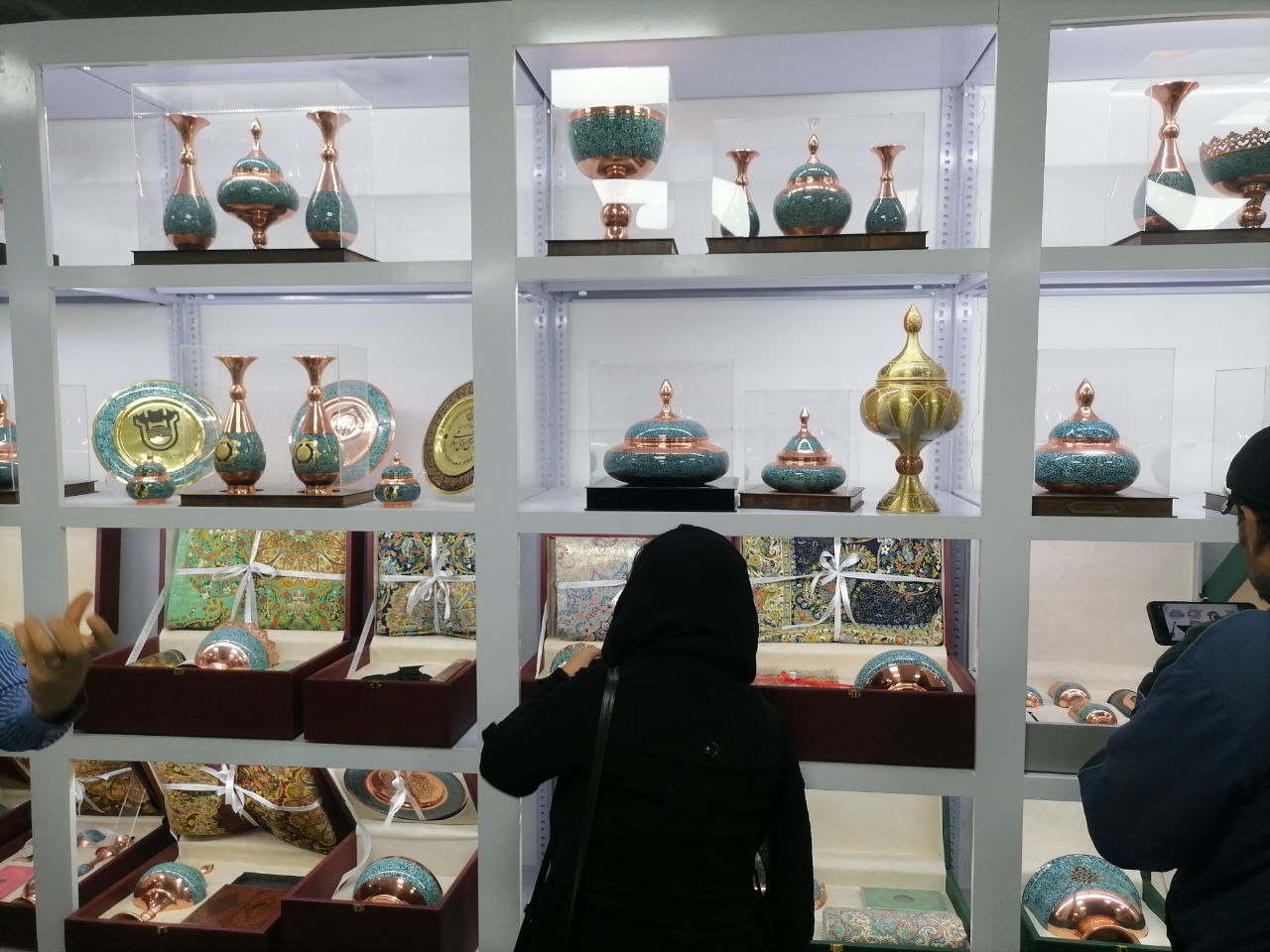 تولید صنایع دستی توسط زنان زندانی و سرپرست خانوار تولید صنایع دستی توسط زنان زندانی و سرپرست خانوار